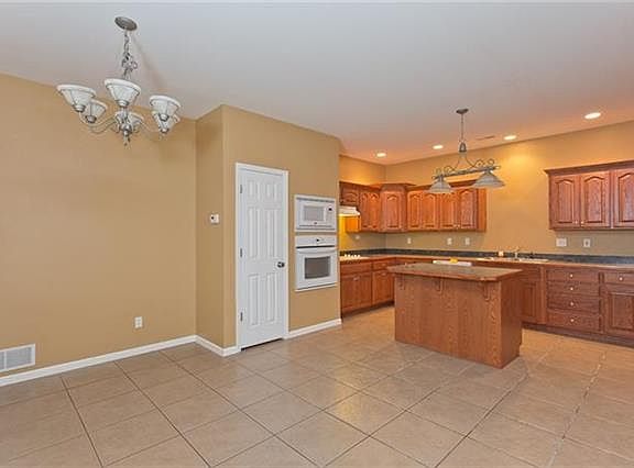 4th image of 162 S Whilshire Dr