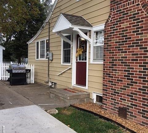 3rd image of 612 W Crawford Ave