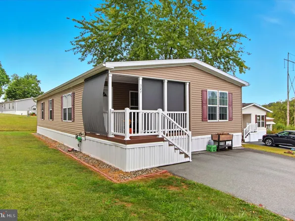 327 Robin Dr, Red Lion, PA 17356