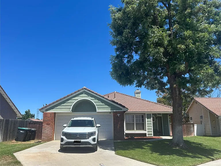 1402 Birchwood Dr — Photo 3