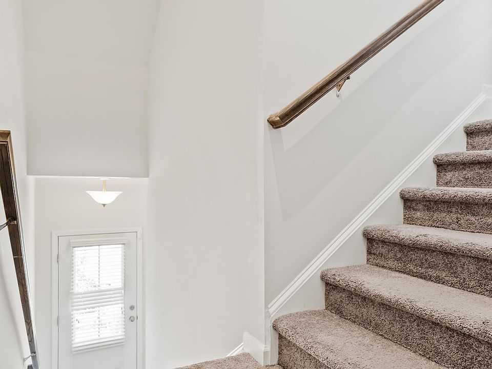 Entrance / Garage to Living Room Stairs