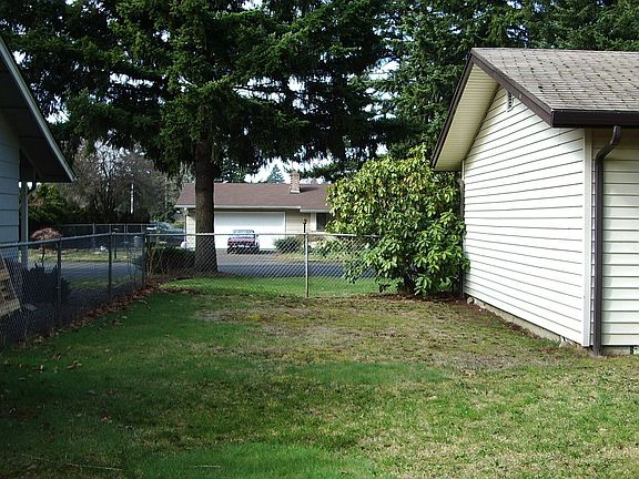 3rd image of 1017 NE 124th Ave