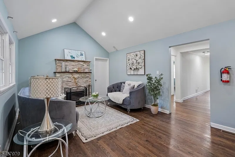5 bed, 3.0 bath, $4,200 — Photo 3