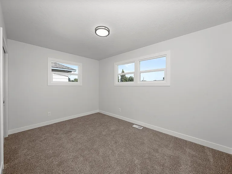 2217 E Longfellow Ave — Photo 8