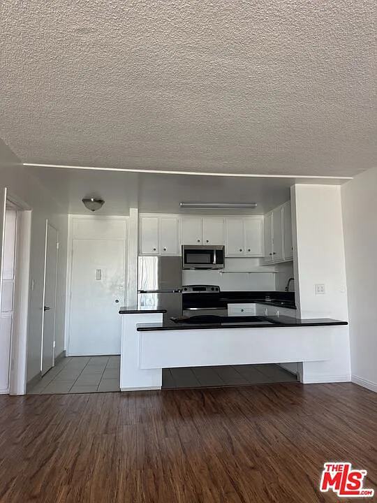1 bed, 1.0 bath, 696 sqft, $1,950 — Photo 4