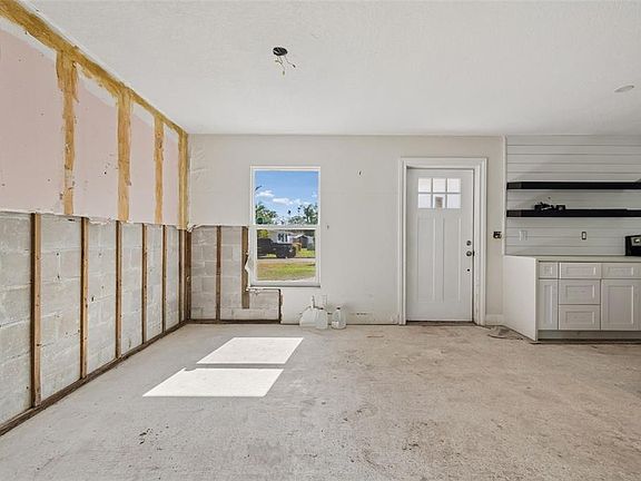 5th image of 3927 HUNTINGTON STREET NE
