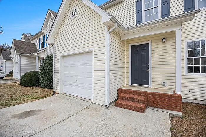 Building Photo - 429 Village Bluff Dr
