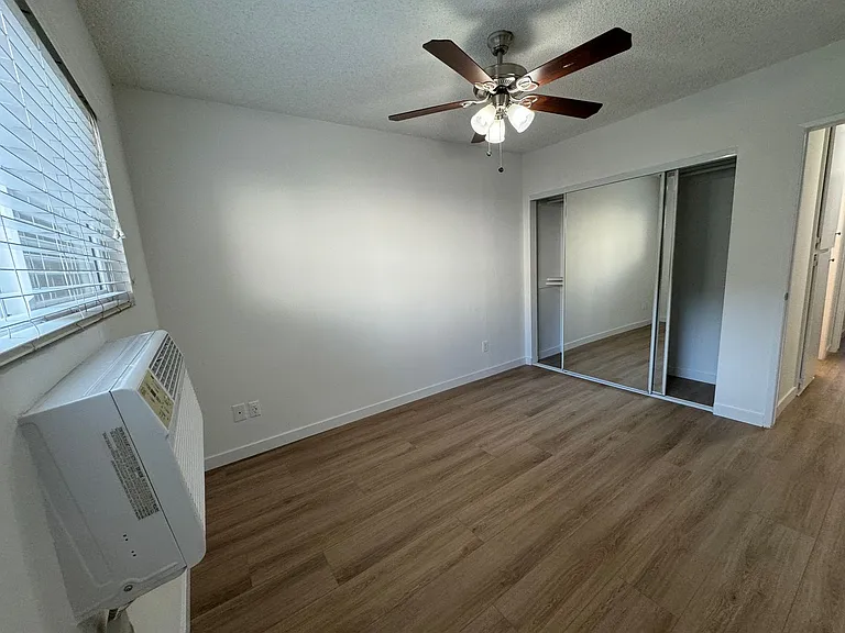 14220 Burbank Blvd — Photo 25