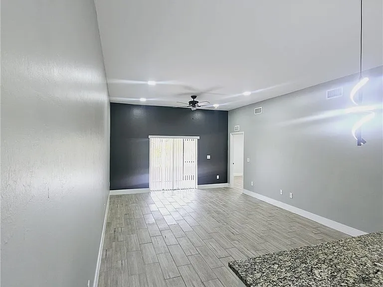 606 SW 8th Pl — Photo 3