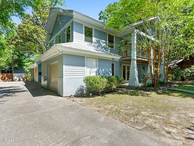 1220 Sunset Ave — Photo 2