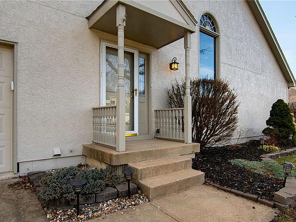 4th image of 9000 W 121st St