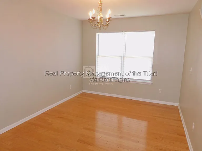 8 Rockport Ct — Photo 2