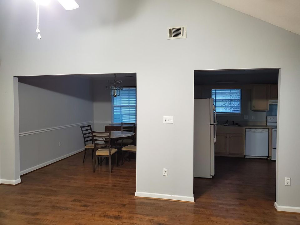 Entrance to dining room and kitchen