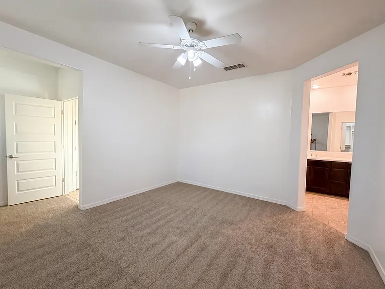 146 E Bernie Ln — Photo 4