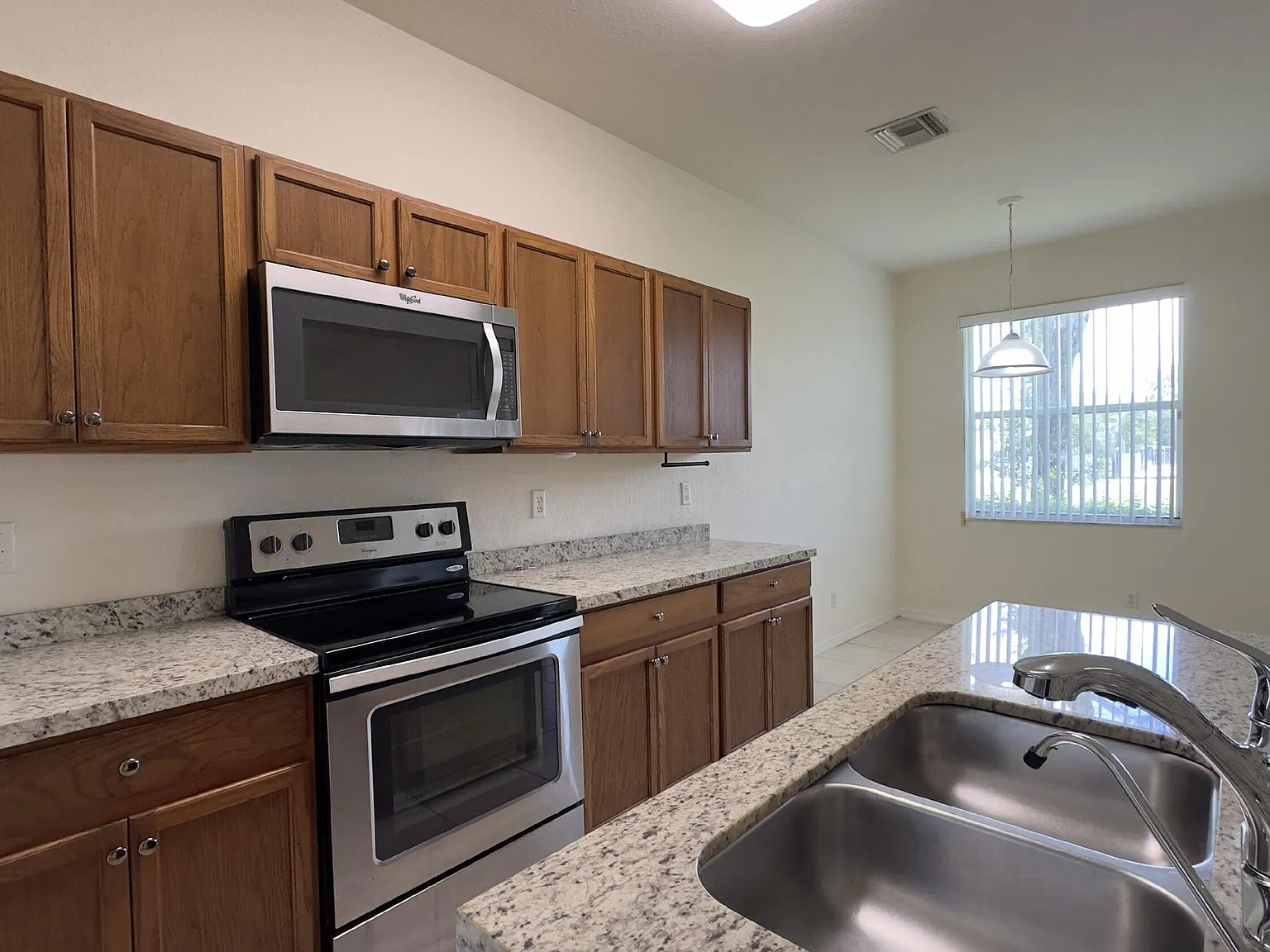 3 bed, 2.5 bath, 1776 sqft, $2,595 — Photo 4