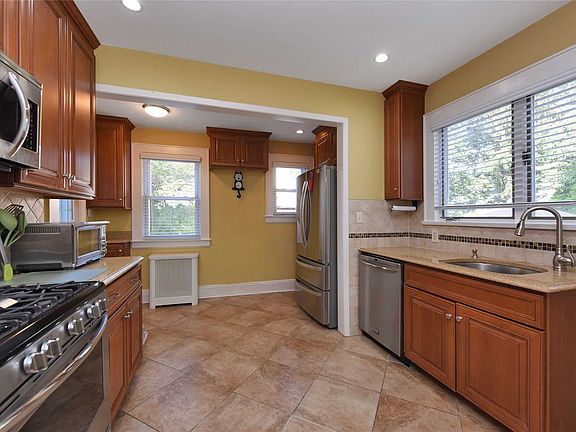 5th image of 23 Aspen St