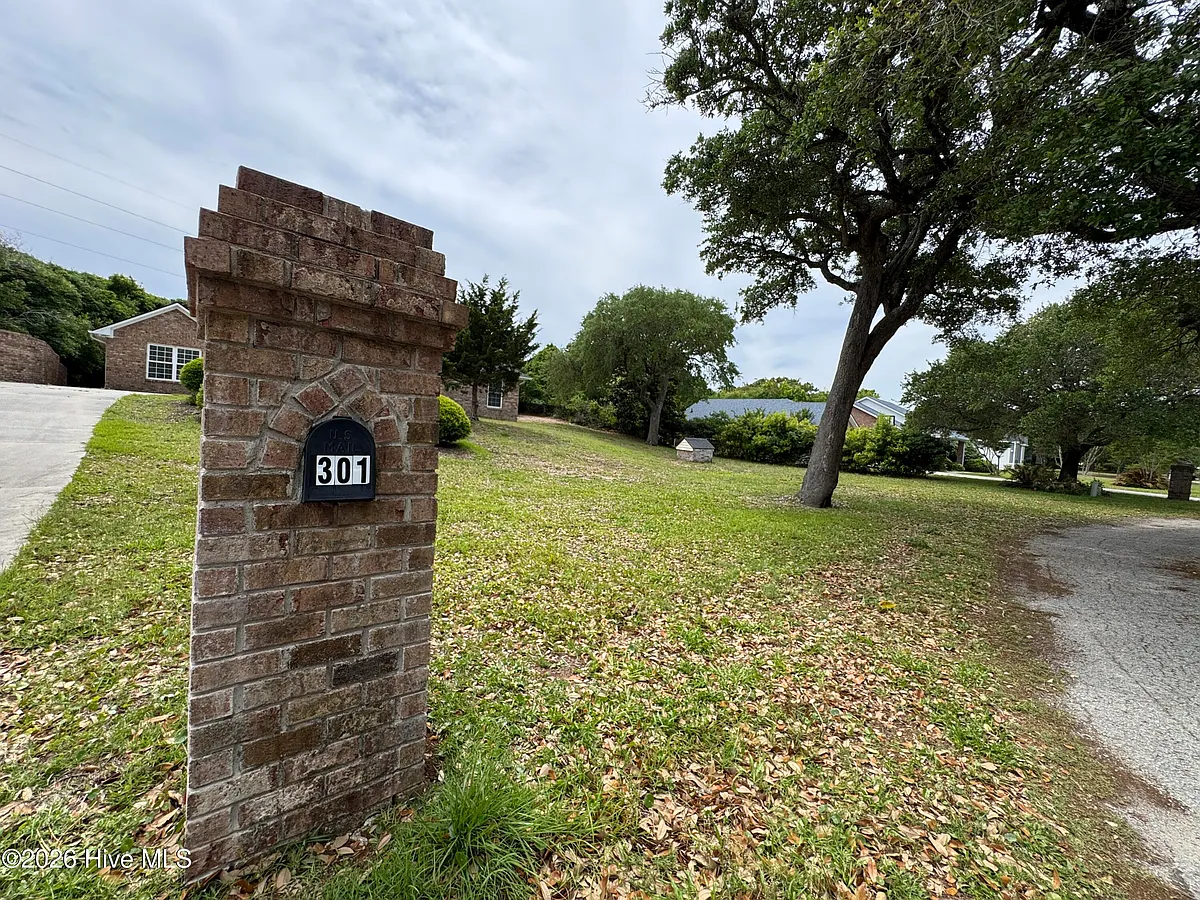 Building Photo - 301 Pine Knoll Cir