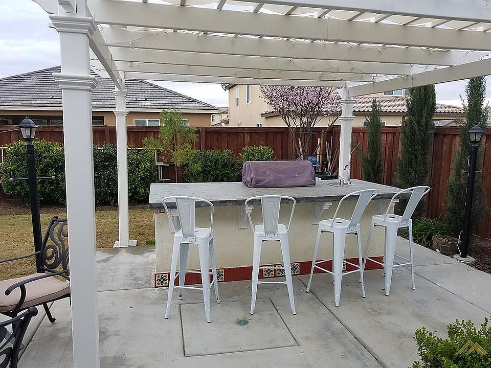 outdoor bar and grill