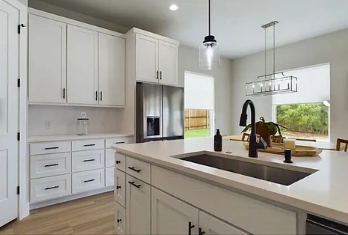 1606 Redwood Ct — Photo 2