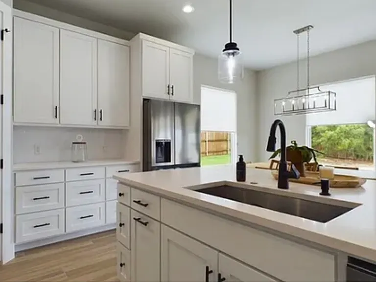 1606 Redwood Ct — Photo 2