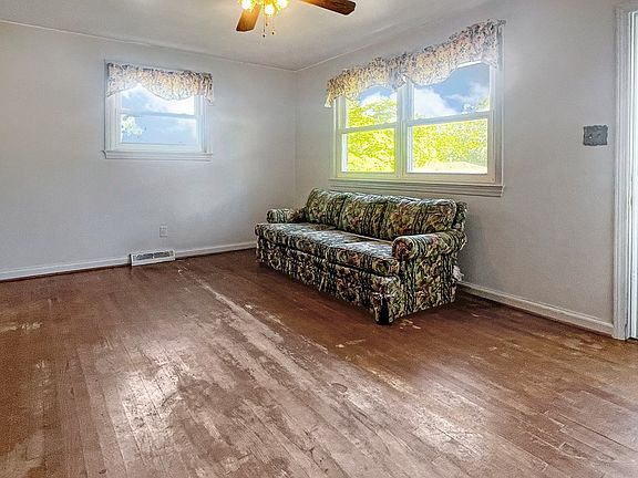 5th image of 223 Meadowbrook Dr