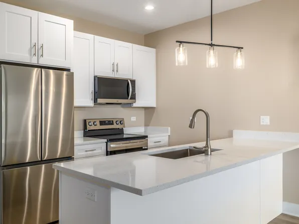 400 S Main Pl, Carol Stream, IL