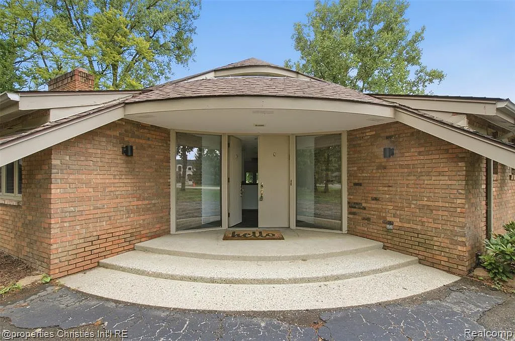 5 bed, 5.5 bath, 5040 sqft, $7,000 — Photo 2