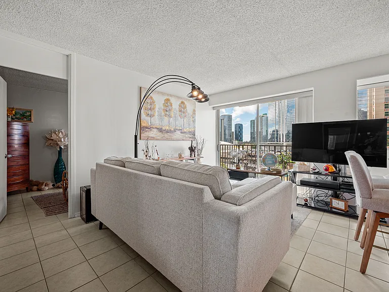 818 S King St #1007 — Photo 6