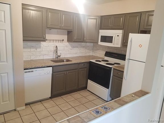 4th image of 7622 Woodview St #3-11