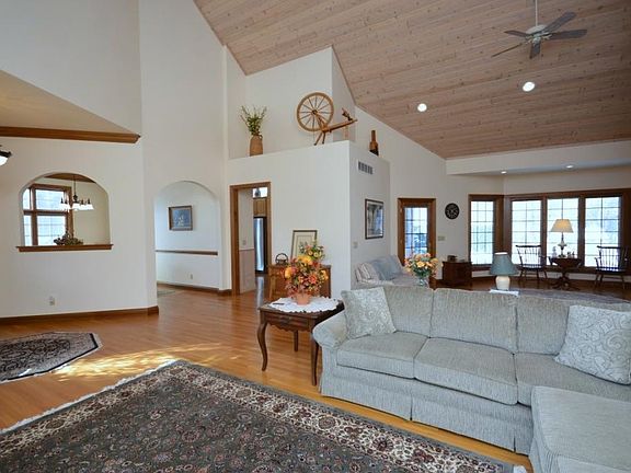 3rd image of 60773 Whispering Hills Dr