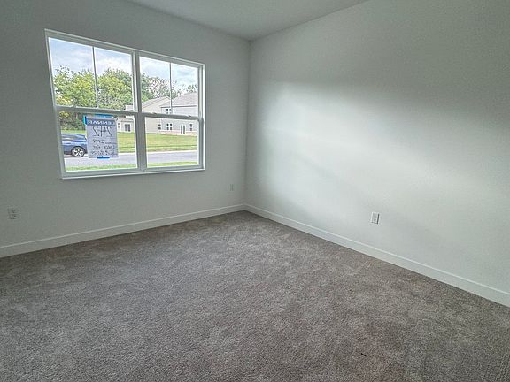 4th image of 2747 Larch Ave