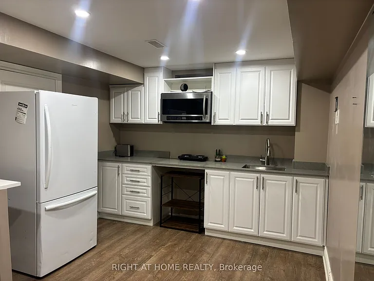 1402 Gord Vinson Ave — Photo 2