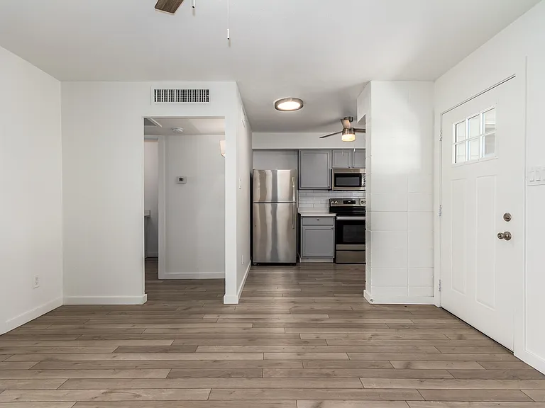 1911 E Amelia Ave #7 — Photo 4