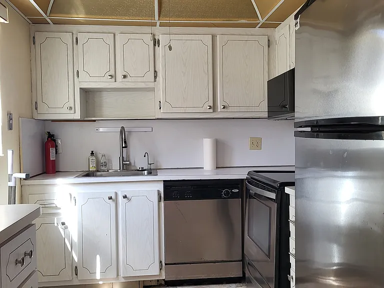 Kitchen with ceiling fan, stove, refrigerator, dishwasher, microwave and garbage disposal