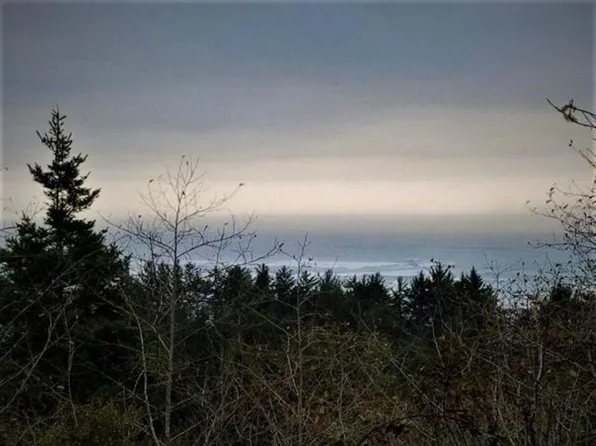 110 Mariners Cv, Smith River, CA 95567
