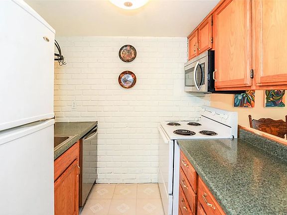 4th image of 1064 Mersey Bend Dr