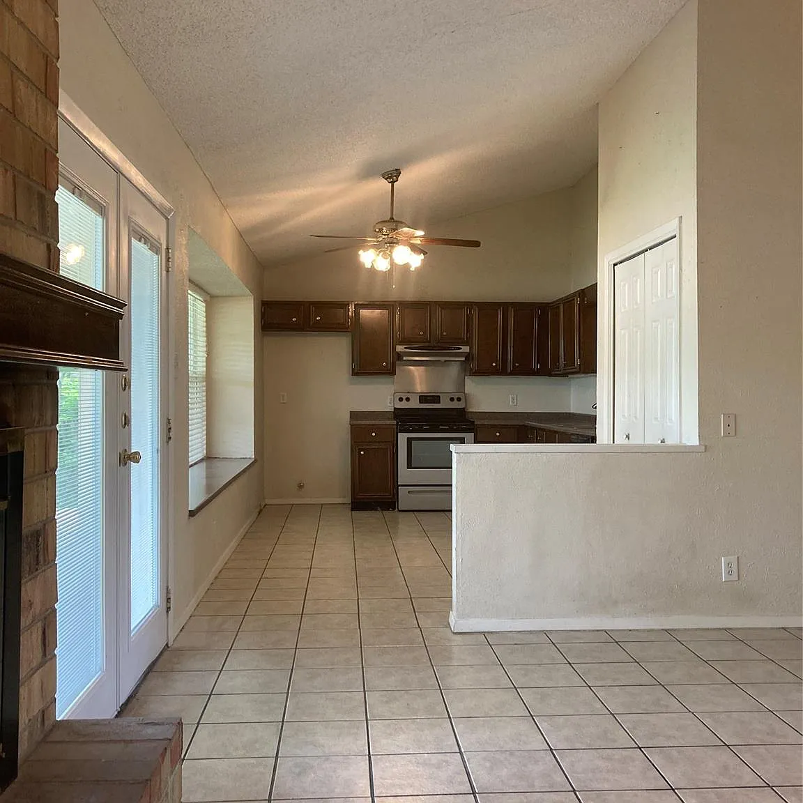 4 bed, 2.0 bath, 1368 sqft, $1,755 — Photo 4