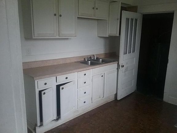 3rd image of 2732 Louise Ave
