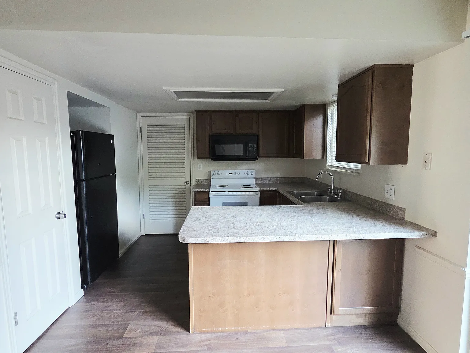 3 bed, 2.5 bath, 1300 sqft, $2,150 — Photo 3