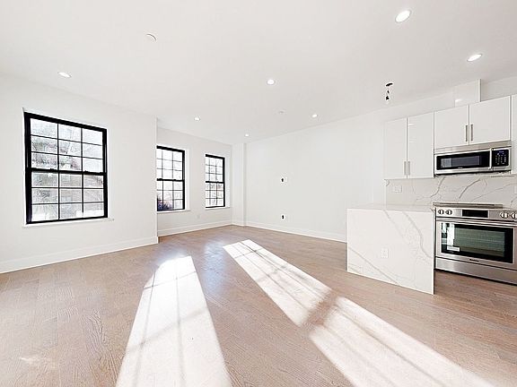 3rd image of 17 W 94th St #4