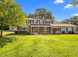 230 Woodland Hills Rd, Batavia, IL 60510