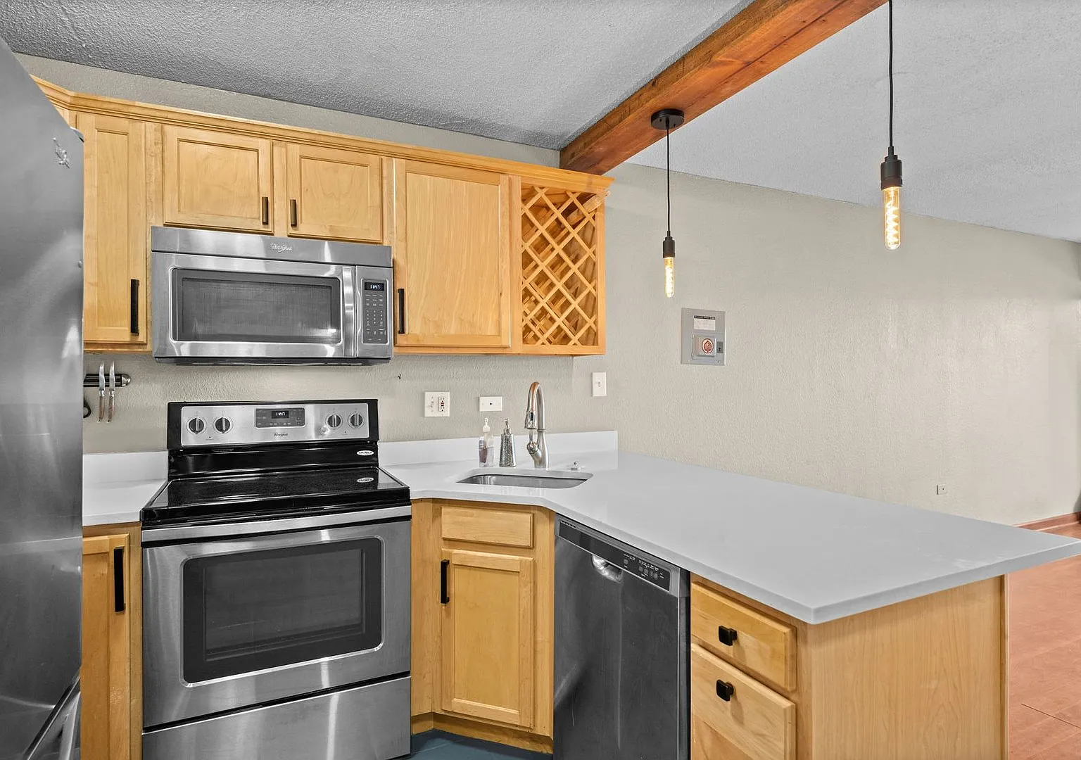 1BR/1Bath with Stunning City and Mountain Views 11th floor Condo in Gov Park — Photo 1