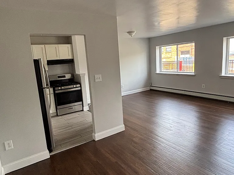 534 W 7th St #1B — Photo 4