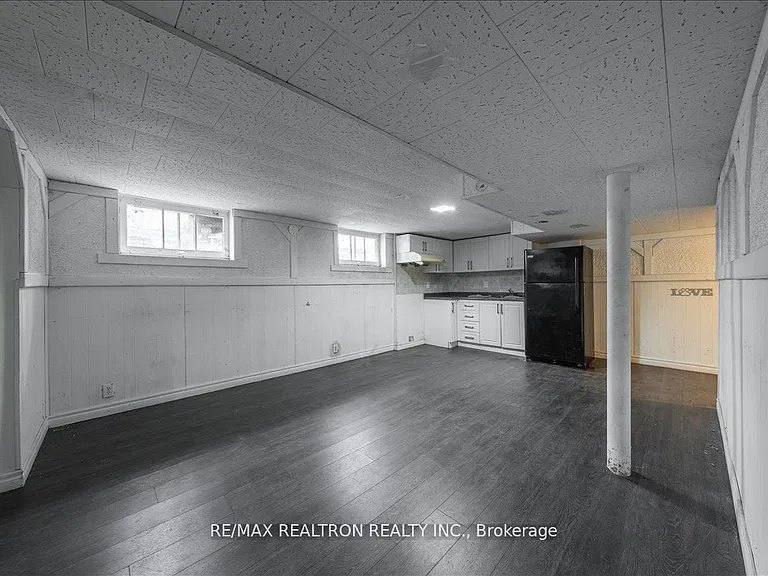 97 Park Cres — Photo 32