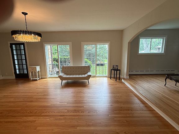 3rd image of 423 Winsor Dr