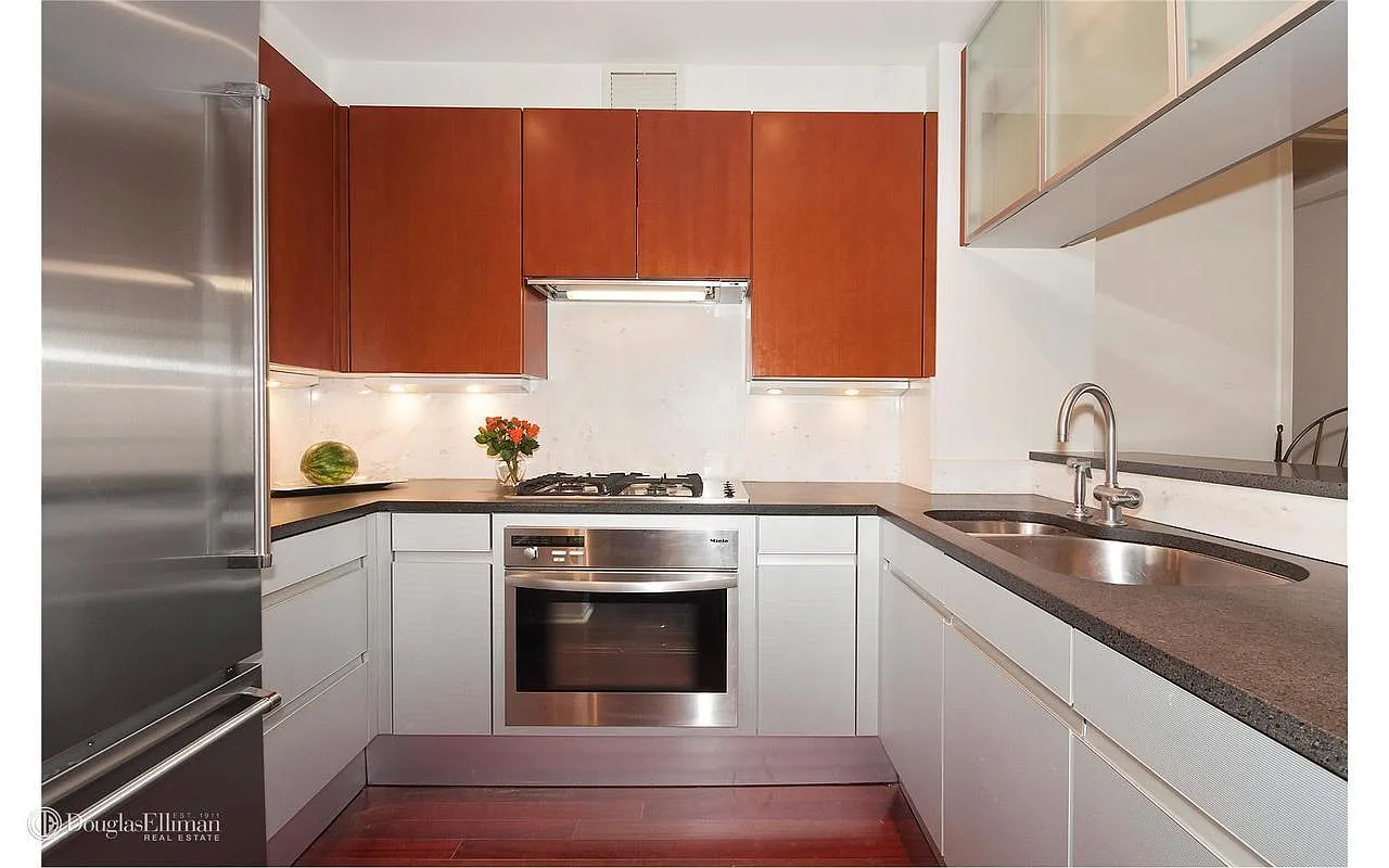 300 E 55th St APT 2F photo 1