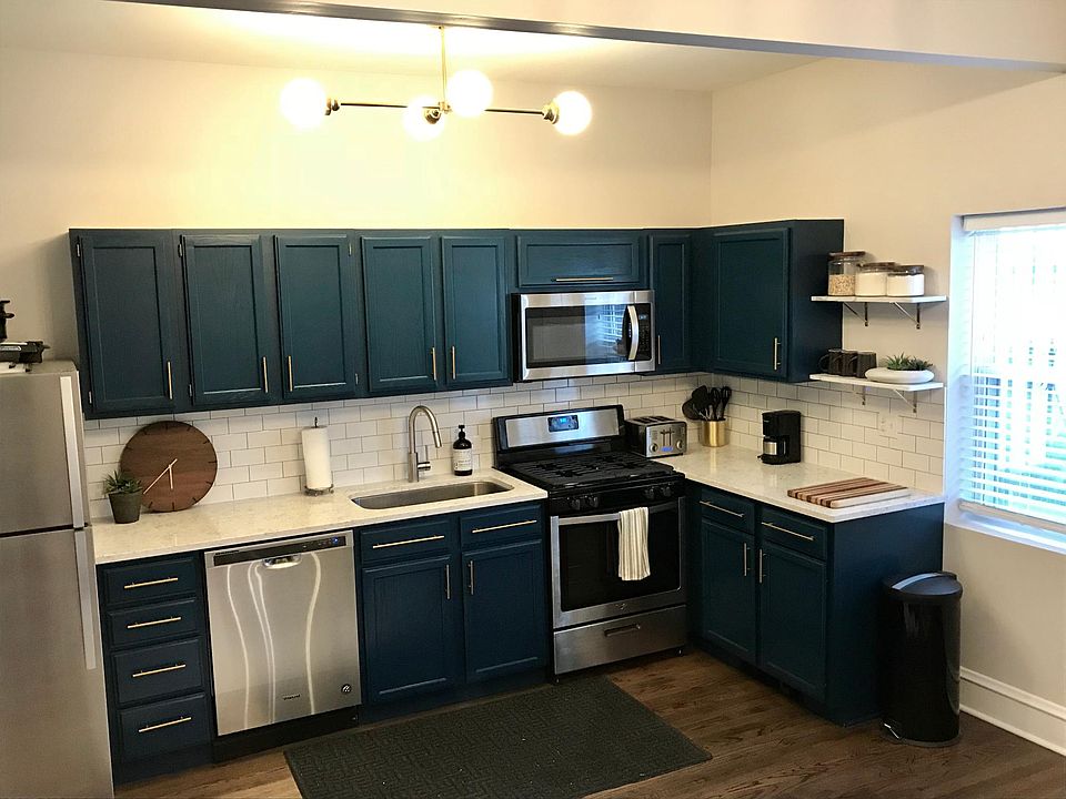 1st image of 1921 N Wood St APT 1R