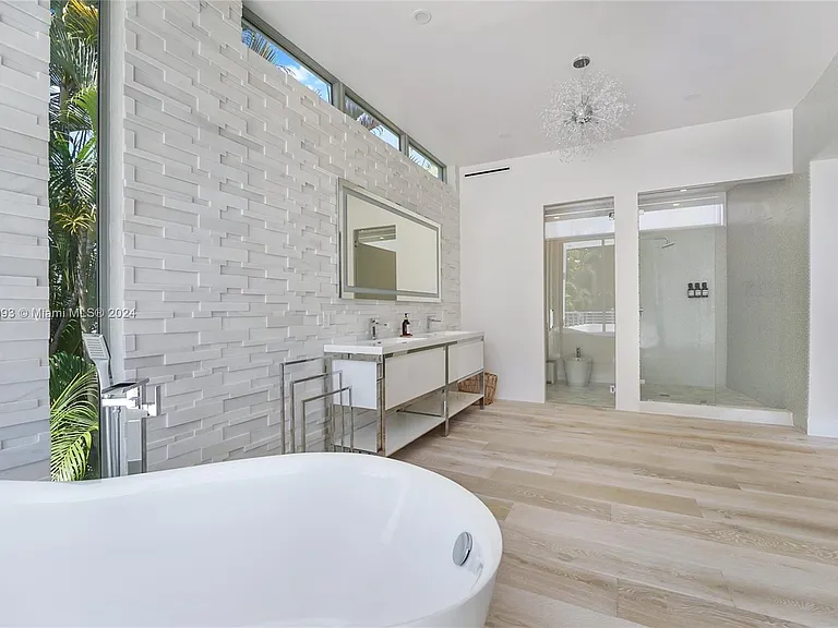 5910 N Bayshore Dr — Photo 31