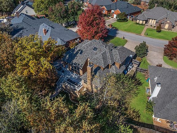 2nd image of 1812 Oaks Way