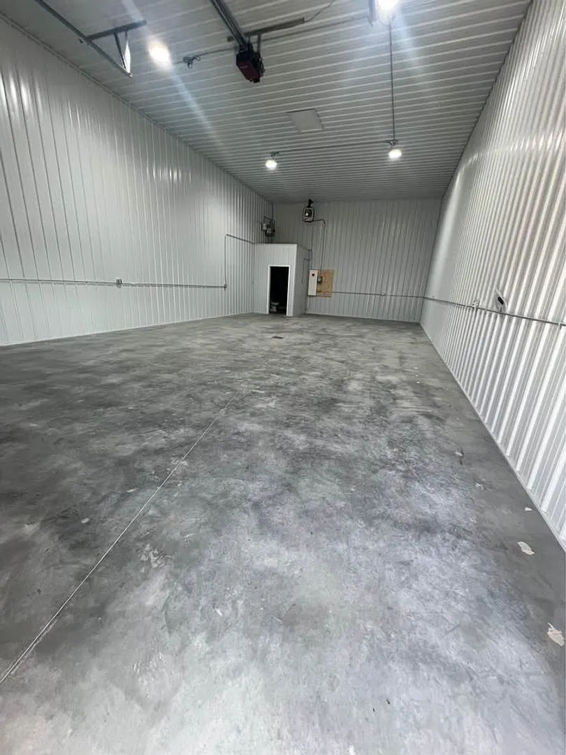 Shop Space — Photo 1